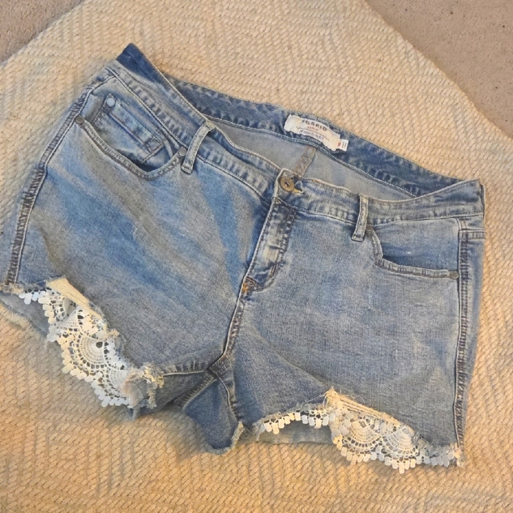 16W Torrid Lt Denim Shorts with Lace Trim